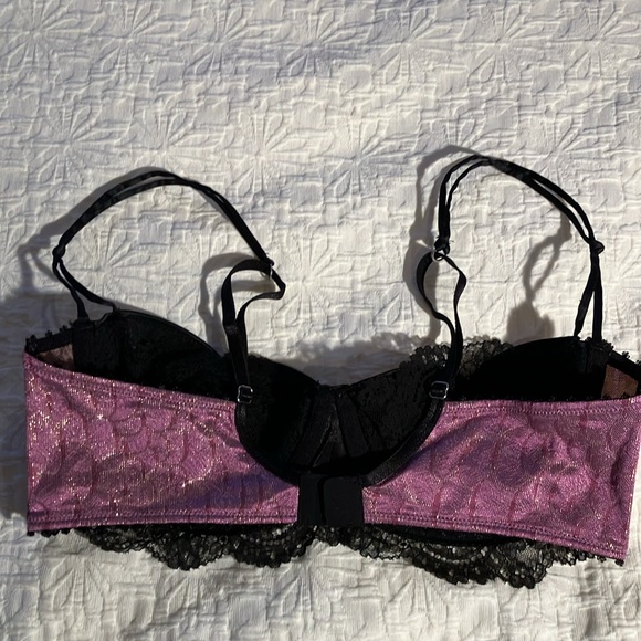 Fabulous brocade bra with lightly padded underwire cups and lace detail. - Picture 14 of 15